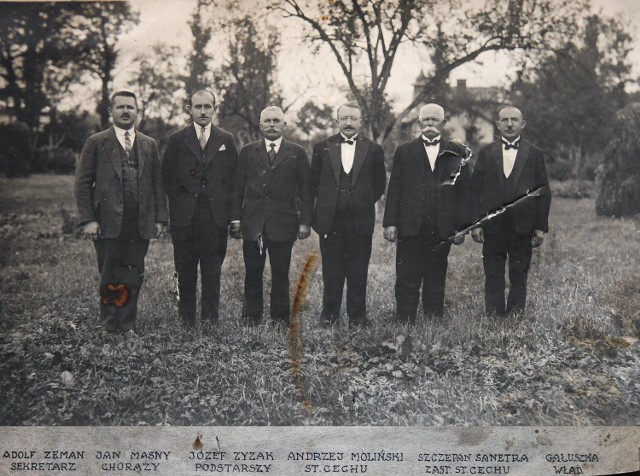 Zdjęcie przedstawiające władzę żywieckiego cechu piekarzy z opisanymi osobami z roku około 1930. Występuje na nim dziadek żony naszego Czytelnika Tadeusza Rodzonia, Józef Zyzak (1863 - 1935), którego dom i piekarnia stały na rogu ulic Podwale i Kościuszki - w rejonie, gdzie obecnie jest rondo przed mostem.