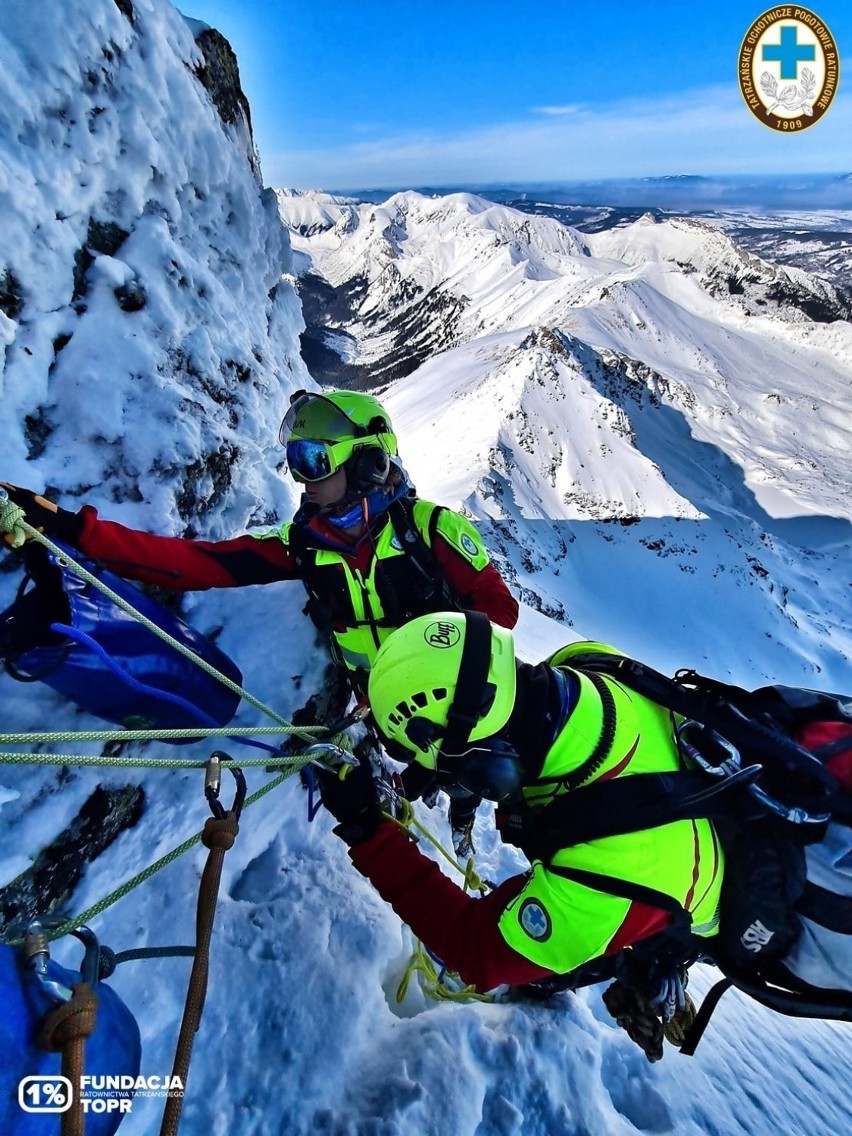 Tatry. Ratownicy TOPR ćwiczyli się na Świnicy. Pomagał im Sokół, który wrócił po remoncie