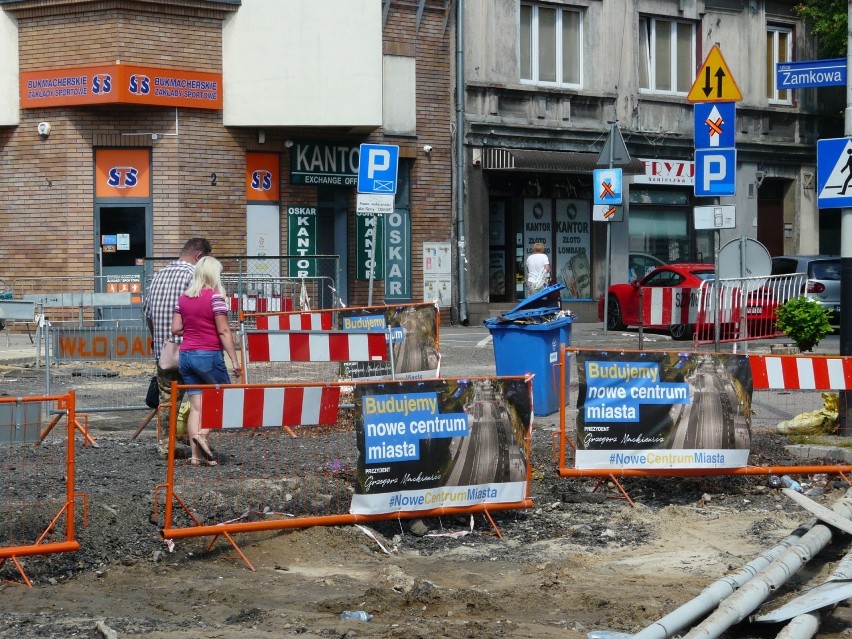 Remont ulicy Zamkowej w centrum. Odsłonięto kostkę brukową ZDJĘCIA