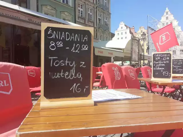 Sprawdziliśmy, co można zjeść i za ile w restauracjach i kawiarniach na wrocławskim Rynku. Zobaczcie karty menu i ceny. Kliknij w pierwsze zdjęcie i kieruj się strzałkami, by przeglądać dalej.