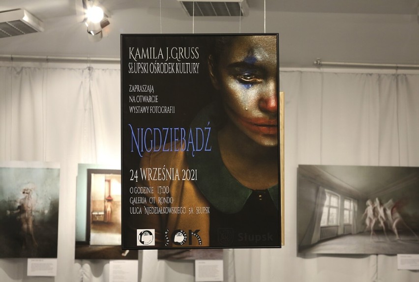 Wernisaż wystawy "Nigdziebądż"  Kamili J. Gruss w Słupsku