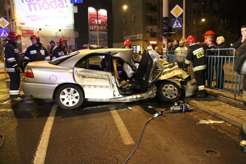 Wrocław: Rozpędzony samochód wjechał w tramwaj. Trzy osoby ranne (ZDJĘCIA)