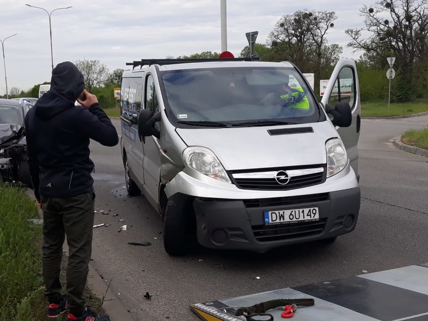 Wypadek dwóch samochodów na obrzeżach Wrocławia [ZDJĘCIA]