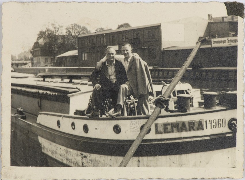 Dwaj mężczyźni na Barce Lemara, rok 1937, ze zbiorów Muzeum...