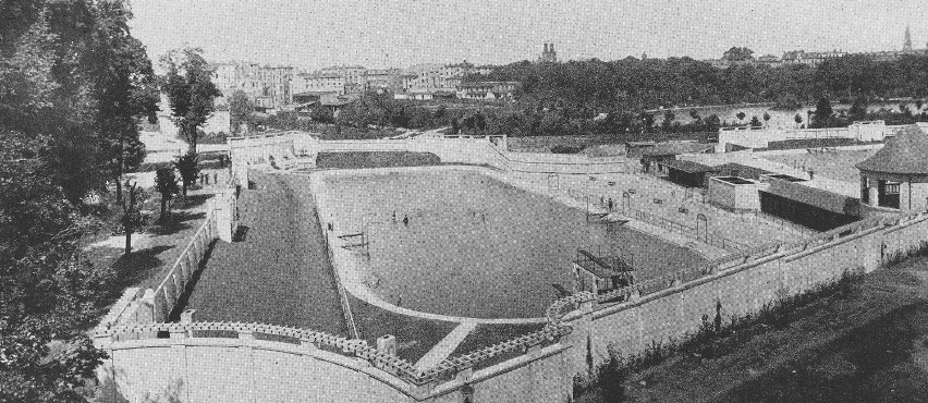 Przy ul. Bema zbudowano odrębne baseny dla kobiet i mężczyzn