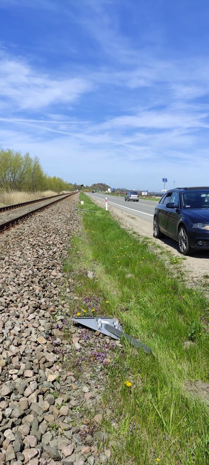 Kaczy Winkiel: co za wyczyn 67-latka w Renault Megane z rowerem na dachu! Zjechał na drugi pas, skosił znak, odbił się od torów i odjechał