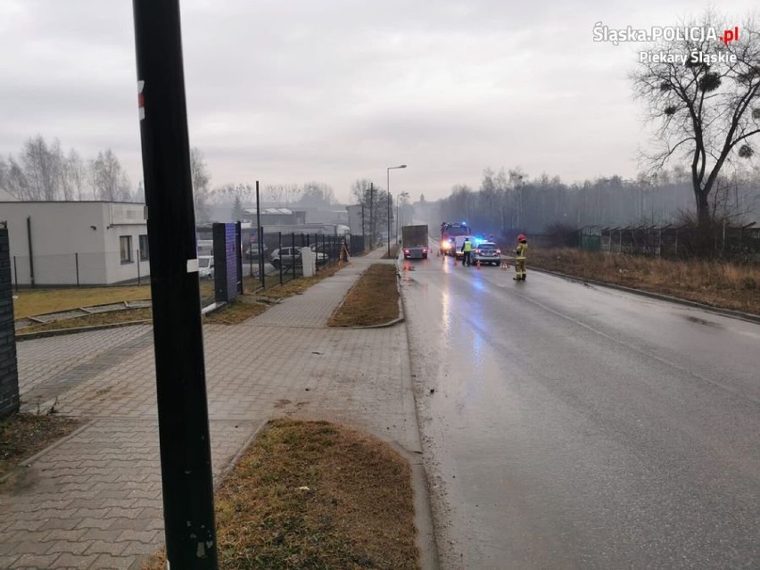 Wypadek w Piekarach Śląskich. Zderzenie osobówek, kierowca golfa trafił do szpitala