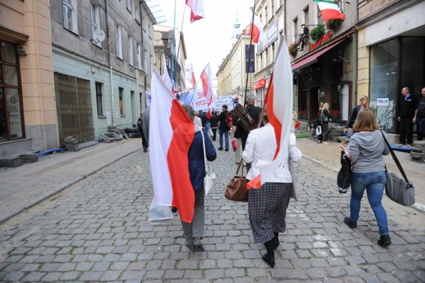 Klub Gazety Polskiej uczcił kolejną miesięcznicę katastrofy...