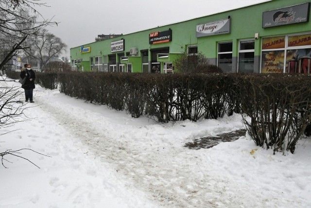 Mieszkańcy alarmują, że nie mogą się doprosić odśnieżenia ulicy Biskupa Kaczmarka.