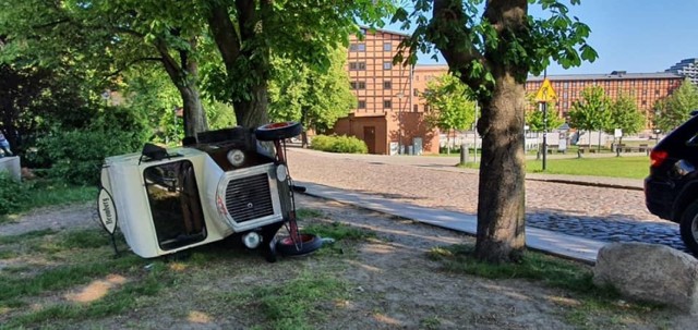 Właściciele kawiarni Bromberg Kaffee w Bydgoszczy proszą o pomoc w odnalezieniu sprawcy.