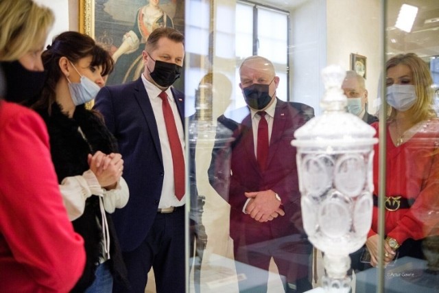 W tarnowskim ratuszu prezentowana jest część bogatej kolekcji szkła i porcelany z pałacu Sanguszków w Gumniskach. W styczniu zbiory oglądał minister Przemysław Czarnek, który gościł w Tarnowie
