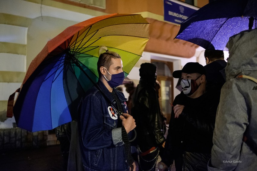 Protesty w Tarnowie wygasają. Spotkanie przeciwników zaostrzenia przepisów aborcyjnych przed siedzibą PiS [ZDJĘCIA]