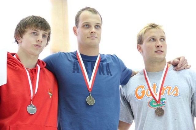 Najlepsi w kraju na 200 m stylem motylkowym. W środku Paweł Korzeniowski, a z lewej Michał Poprawa.