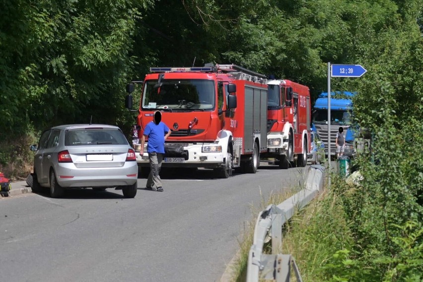 Czołowe zderzenie dwóch samochodów w Lubominie koło Wałbrzycha. Są poszkodowani [ZDJĘCIA]