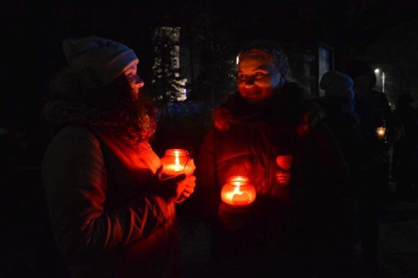 WOŚP Bełchatów dla Pawła Adamowicza. Bełchatowianie zapalili symboliczne światełko na placu Narutowicza [ZDJĘCIA]