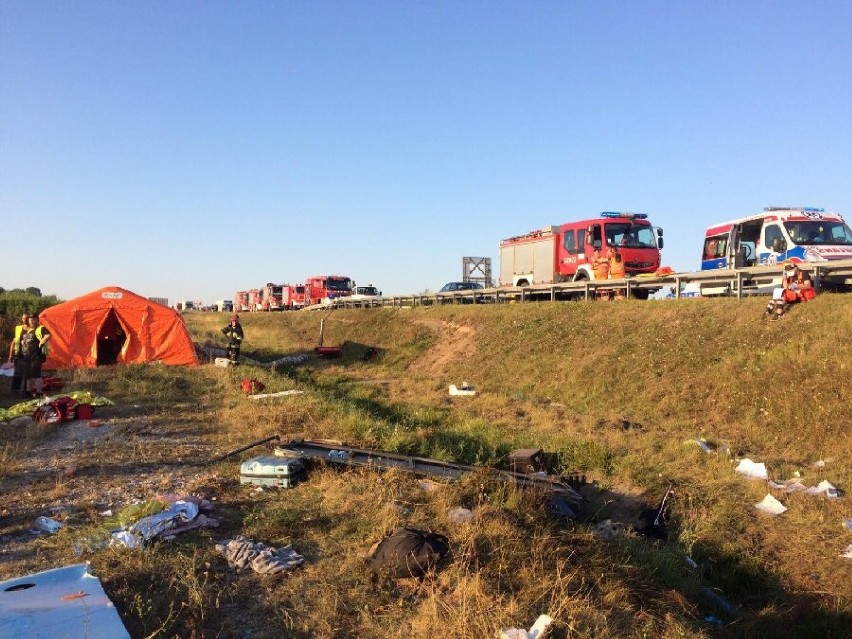 Wypadek autokaru z dziećmi na autostradzie A1 na wysokości Tczewa. 31 osób rannych