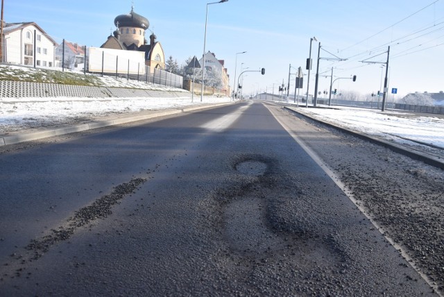 Dziury w asfalcie robią się w okolicy cerkwi przy ul. Kostrzyńskiej.