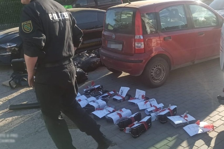 Polsko-niemiecka akcja policjantów w Osielsku pod Bydgoszczą. Zatrzymano pasera elektroniki z aut [zdjęcia]