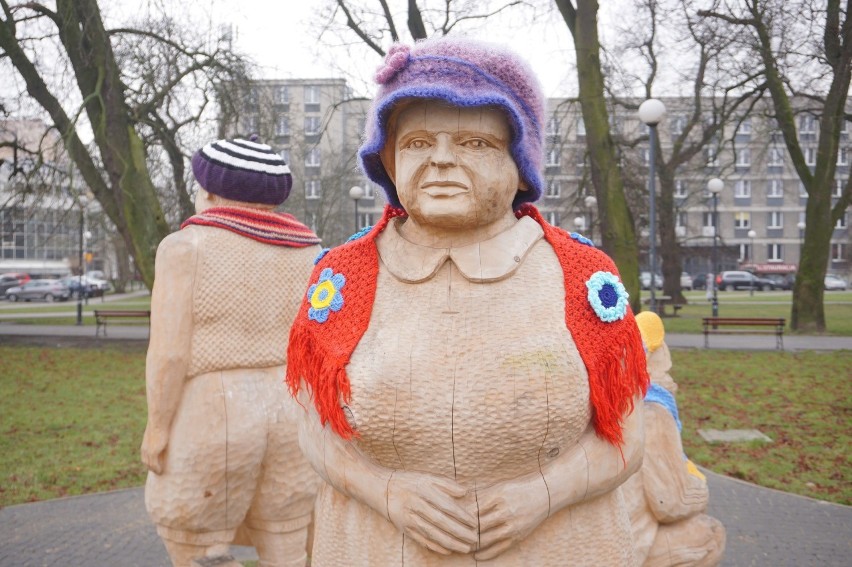 Rzeźby przy Centrum Kultury dostały zimowe ubrania 