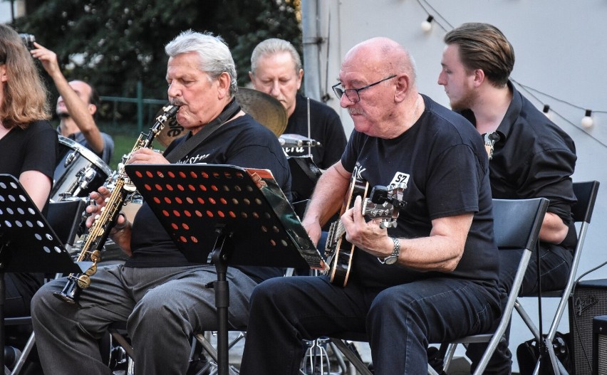 Szamotuły. Muzyczna podróż po stylach i gatunkach z Orkiestrą SzOK. Tańca też nie brakowało!