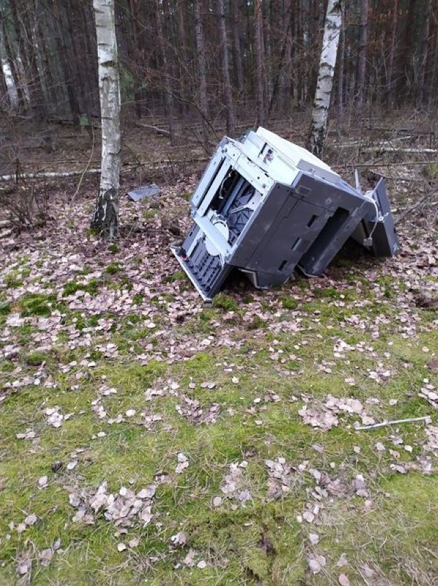 W okolicach Jeziora Radgoskiego ktoś wyrzucił do lasu... ksero! Jesteście w stanie pomóc ustalić drania?