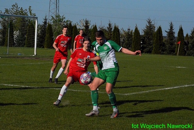 Alan Czerwiński - kapitan Kujawiaka w zielonym stroju walczy o piłkę z Remigiuszem Wojnowskim