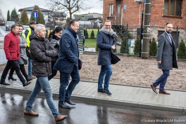 Na ulicy Jagodowej na Idalinie powstała nowa jezdnia z chodnikami, oświetleniem oraz kanalizacją. To kolejna inwestycja czynowa, czyli współfinansowana przez zainteresowanych mieszkańców. Odbiór końcowy z udziałem władz Radomia odbył się 2 grudnia.