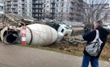 Wrocław. Na Jagodnie betoniarka wpadła do rowu i wywróciła się na bok (ZOBACZ FOTO)