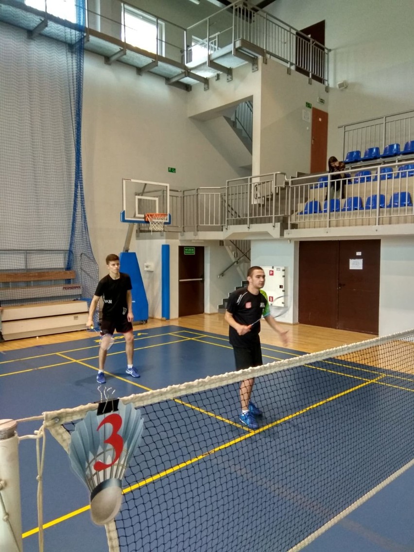 Reprezentacje ZS nr 1 w Wieluniu walczyły w finale mistrzostw województwa w badmintonie [FOTO]