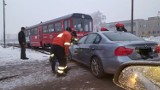 Kolejny samochód zderzył się z wąskotorówką