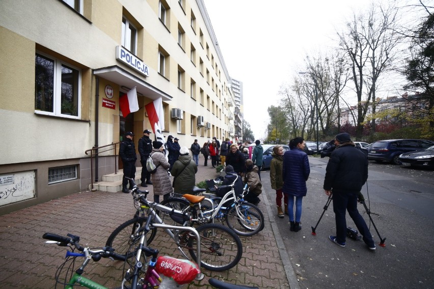 Dantejskie sceny na komendzie na Ochocie. "Szukali żyletek w...