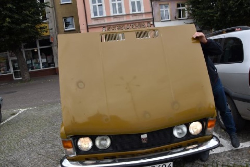 Grzegorz Ćwikliński i jego maszyna - duży Fiat 125 p