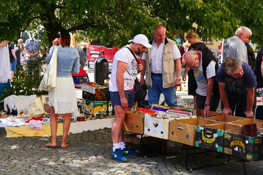 Jarmark Staroci w Legnicy. Miłośnicy antyków opanowali rynek. Zobacz, jakie skarby można znaleźć na legnickim targu staroci [ZDJĘCIA]