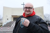 Męski różaniec publiczny w Piotrkowie. Mężczyźni po raz 59. przeszli ulicami miasta  modląc się i śpiewając religijne pieśni. ZDJĘCIA