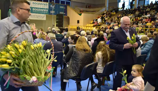 Panowie wraz ze starostą chełmskim Piotrem Deniszczukiem wręczyli tulipany i czekoladki wszystkim kobietom.