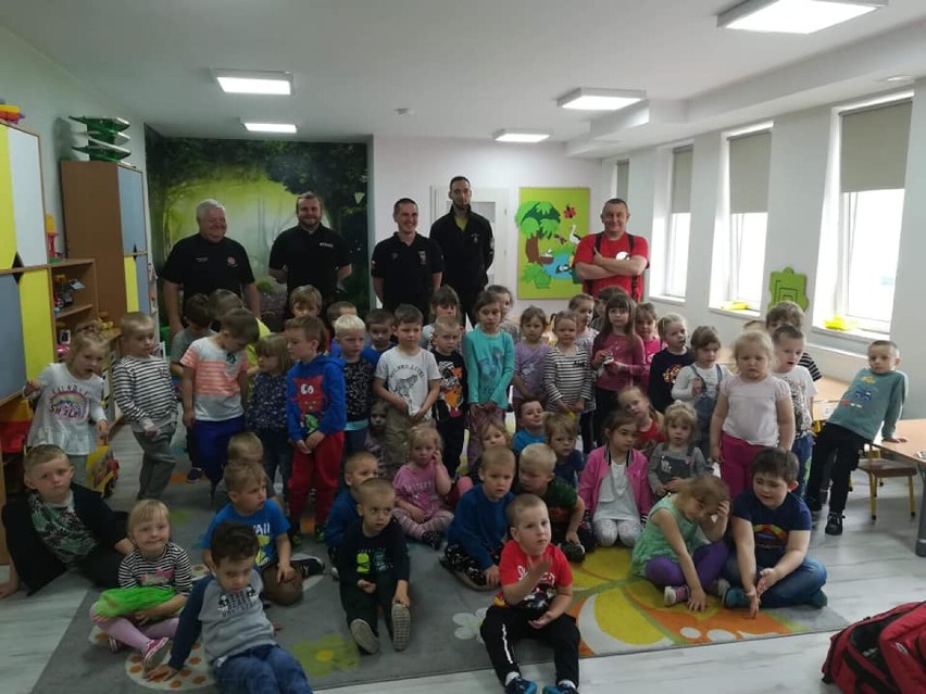 Strażacy z Lututowa odwiedzili przedszkolaków ZDJĘCIA 