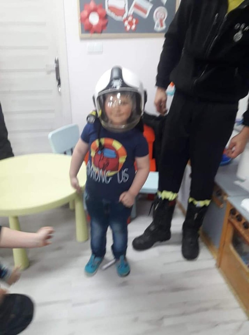 Strażacy z Lututowa odwiedzili przedszkolaków ZDJĘCIA 