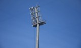 Falubaz będzie oświetlony! Słynny w całej żużlowej Polsce słup znów stoi na stadionie w Zielonej Górze