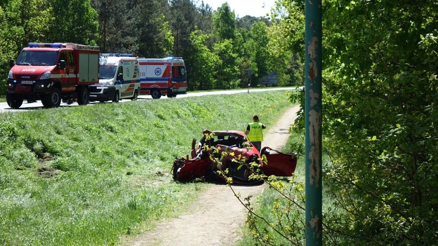 Groźny wypadek w Dąbrówce Leśnej. Zderzyły się czołowo dwa auta. Jedna osoba walczy o życie [ZDJĘCIA]