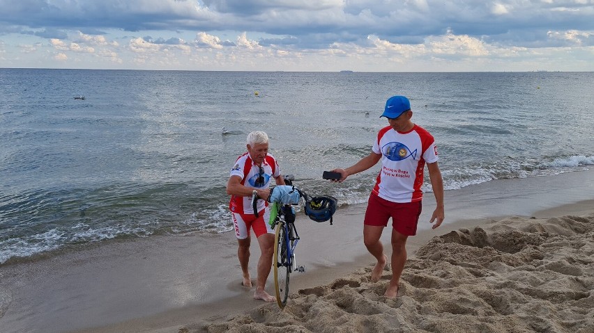 Pielgrzymi Goralskiej Pielgrzymki Rowerowej z Giewontu na Hel zostali przywitani przy Kopcu Kaszubów przez zastępcę burmistrza Helu Jarosława Pałkowskiego, o. Konstantyna oraz wiceprezes Zrzeszenia Kaszubsko-Pomorskiego w Helu Teresę Borucką