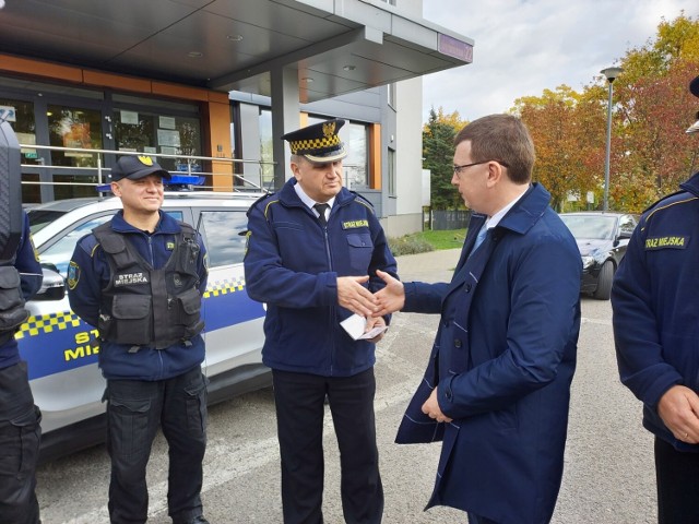 Uroczyste przekazanie kluczyków do nowego auta komendantowi Straży Miejskiej w Ostrowcu, Andrzejowi Kaniewskiemu przez prezydenta Jarosława Górczyńskiego.