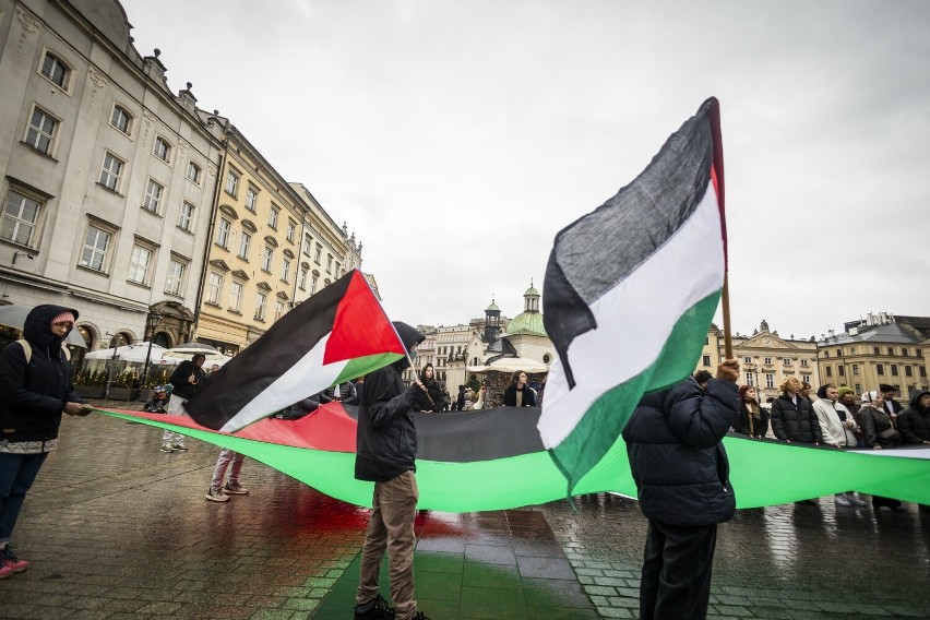 Na Rynku Głównym w Krakowie manifestowali solidarność z narodem palestyńskim. "Niech żyje Palestyna"