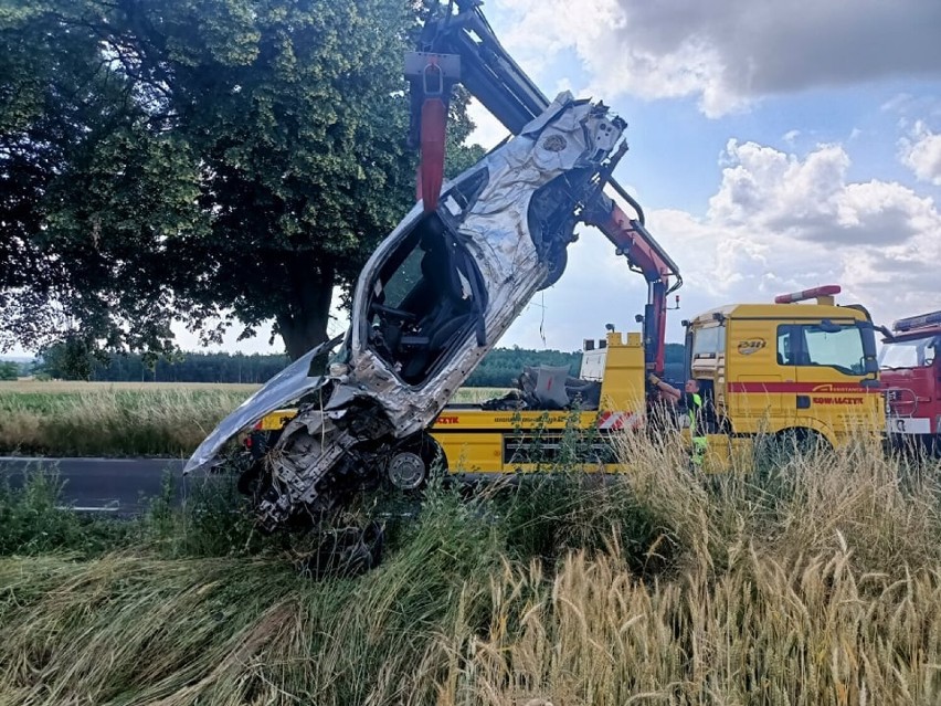 Wypadek w Rajsku pod Kaliszem. Dachował fordem mustangiem w...