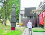 Pomnik Światowita z Fabryki Naczyń Emaliowanych w Myszkowie stoi przed dyskoteką