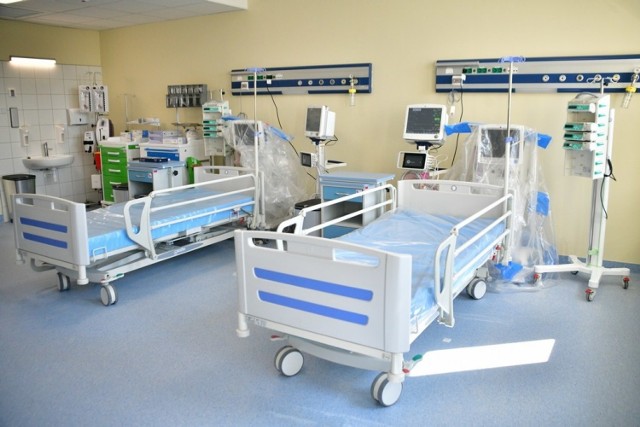 Szpital tymczasowy przy Radomskim Szpitalu Specjalistycznym jest już gotowy i w pełni wyposażony. Placówka ma 20 miejsc respiratorowych. Oddział niebawem może zacząć przyjmować pacjentów.

Zobacz zdjęcia na kolejnych slajdach.