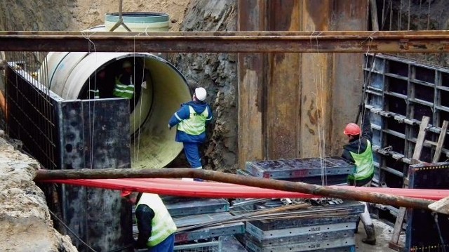 Wielkie rury wykonane z żywicy poliestrowej o średnicy  dwóch metrów układane są między innymi na ulicy Chlebowej