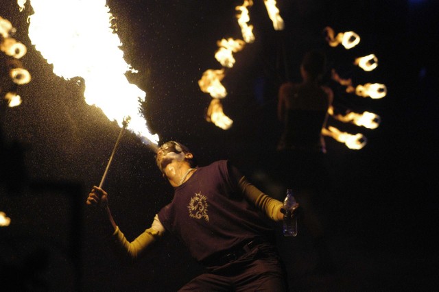 Pokaz fireshow podczas Magic Malbork