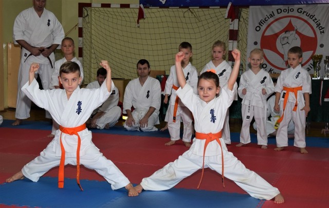 Olaf Kopczyński i Laura Jankowska - pokaz ćwiczeń sprawnościowych 6-latków w Grudziądzkim Klubie Karate Kyokushin Janusza Kalamarskiego