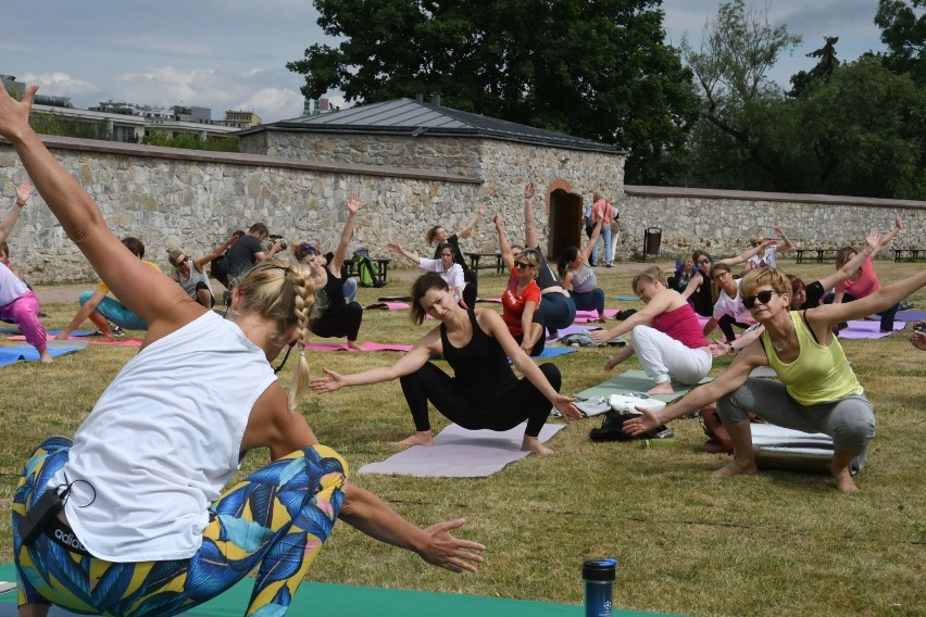 Niezwykła akcja w Ogrodzie Włoskim w Kielcach. Ćwiczyli... jogę (WIDEO, zdjęcia)