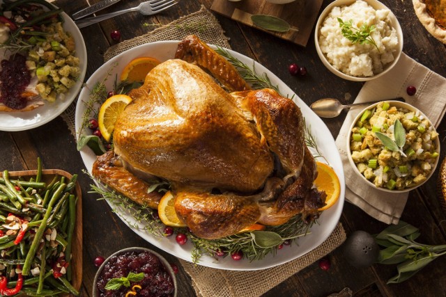 Pieczony indyk to tradycyjny posiłek nie tylko na Święto Dziękczynienia, ale również na Boże Narodzenie i Sylwestra. Idealnie komponuje się z pieczonymi lub gotowanymi warzywami.